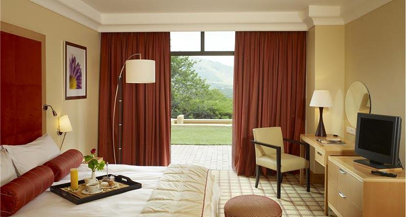 hotel-luxury-suite-bedroom.jpg
